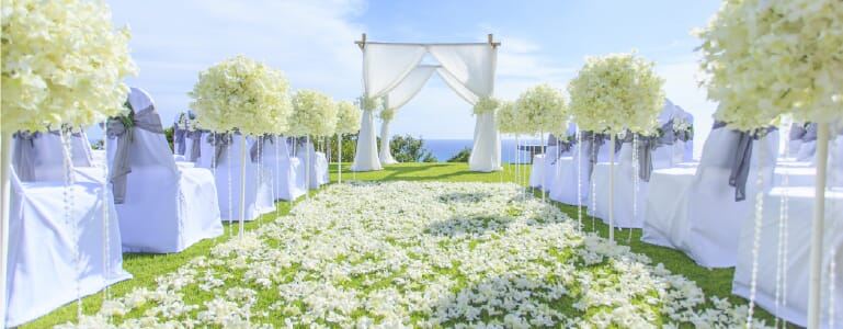 Premium-quality wedding flowers from BloomsByTheBox.com